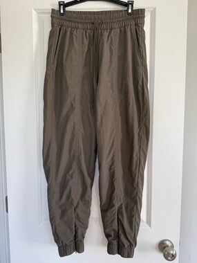 GapFit Women’s Crinkle Nylon Jogger (Olive green)